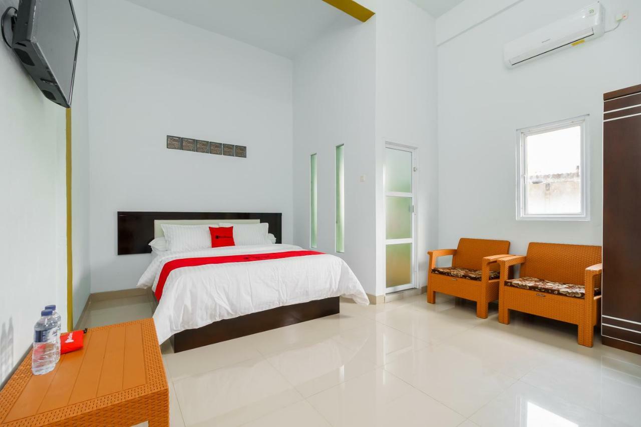 Отель Reddoorz Syariah Near Simpang Sekip Палембанг Экстерьер фото